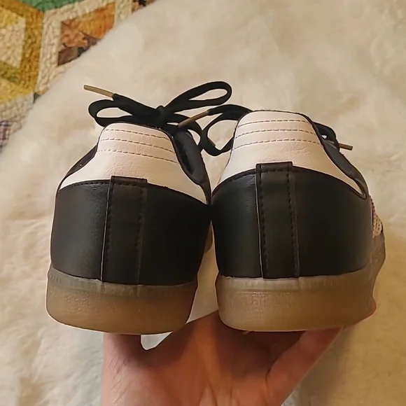 Adidas Samba Low Top Black & White Cycling Sneakers Size 8 is available for  purchase on au PAY Market - Imported Goods Online Store Co.Ltd. | au PAY  Market - Online Shopping Site
